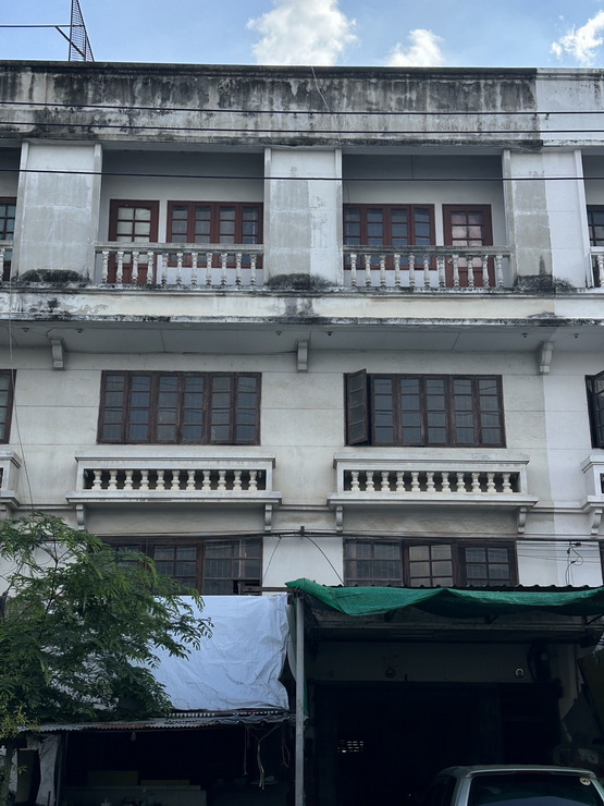 ขายตึกแถวขายอาคารพาณิชย์ 3.5 ชั้นสองคูหาทะลุกัน 40 ตรว .พหลโยธิน 78ห่างจากถนนวิภาวดี