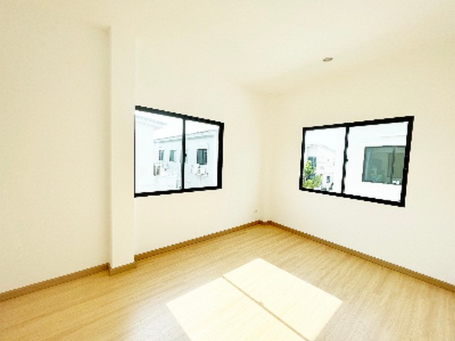 ขายบ้านเดี่ยว ชวนชื่น ทาวน์ วิลเลจ บางนา หลังนี้ Zone Private มีพื้นที่ ด้านข้าง