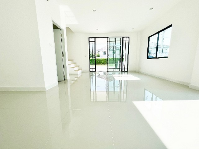 ขายบ้านเดี่ยว ชวนชื่น ทาวน์ วิลเลจ บางนา หลังนี้ Zone Private มีพื้นที่ ด้านข้าง