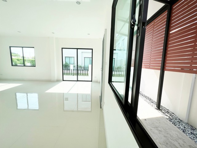 ขายบ้านเดี่ยว ชวนชื่น ทาวน์ วิลเลจ บางนา หลังนี้ Zone Private มีพื้นที่ ด้านข้าง