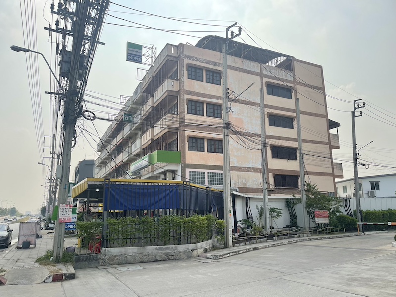 BH2560 ให้เช่า-ขายอาคารพาณิชย์ 2คูหาติดกัน 4ชั้น ริมถนนนครอินทร์(ถ.พระราม5) เป็นแหล่งชุมชน ใกล้ตลาดพระราม5. เหมาะทำร้านค้าคลีนิค เก็บของ