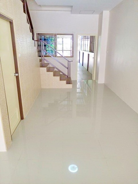 ให้เช่าอาคารพาณิชย์  โรบินสัน โลตัส อมตะนคร  ซิตี้ 3 ชั้น 3 นอน 3 น้ำ 2 จอดรถ 35 ตรว. 420 ตรม.