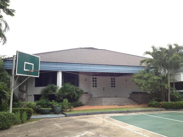 PO147 ขาย บ้านเดี่ยว  นวธานี เสรีไทย59 ขนาด 556 ตรว. 1 ไร่ 1 งาน 56 ตรว.  หลังบ้านติดสนามกอล์ฟ มีสระว่ายน้ำ ใกล้แฟชั่นไอส์แลนด์ ถ. เสรีไทย 