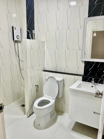ขายโฮมออฟฟิศ 2 ชั้น สไตล์มินิมอล 4 ห้องนอน ย่านลาดพร้าว ห้วยขวาง ซอยลาดพร้าว 41/1 ใกล้ BTS ภาวนา เพียง 100 เมตร 