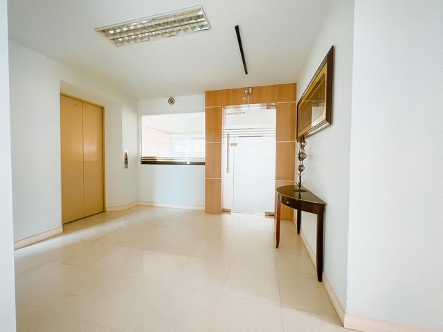 ขายอาคารพาณิชย์ 5 ชั้น 655 ตรม. มีลิฟท์ ถนนนวลจันทร์ ตรงข้ามวัดนวลจันทร์ ติดทางด่วนรามอินทรา ใกล้รถไฟฟ้า 