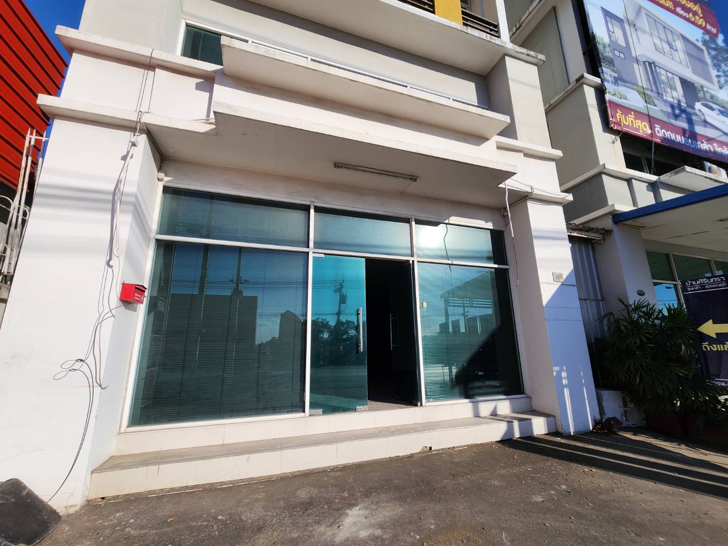 ขายอาคารพาณิชย์ 2 คูหา ถนนร่มเกล้า เขตลาดกระบัง กรุงเทพมหานคร (เจ้าของขายเอง)