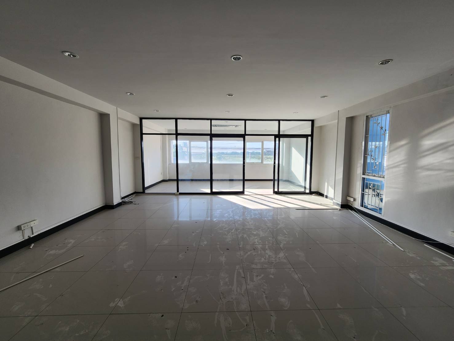 ขายอาคารพาณิชย์ 2 คูหา ถนนร่มเกล้า เขตลาดกระบัง กรุงเทพมหานคร (เจ้าของขายเอง)