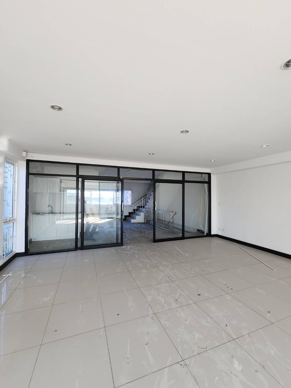 ขายอาคารพาณิชย์ 2 คูหา ถนนร่มเกล้า เขตลาดกระบัง กรุงเทพมหานคร (เจ้าของขายเอง)