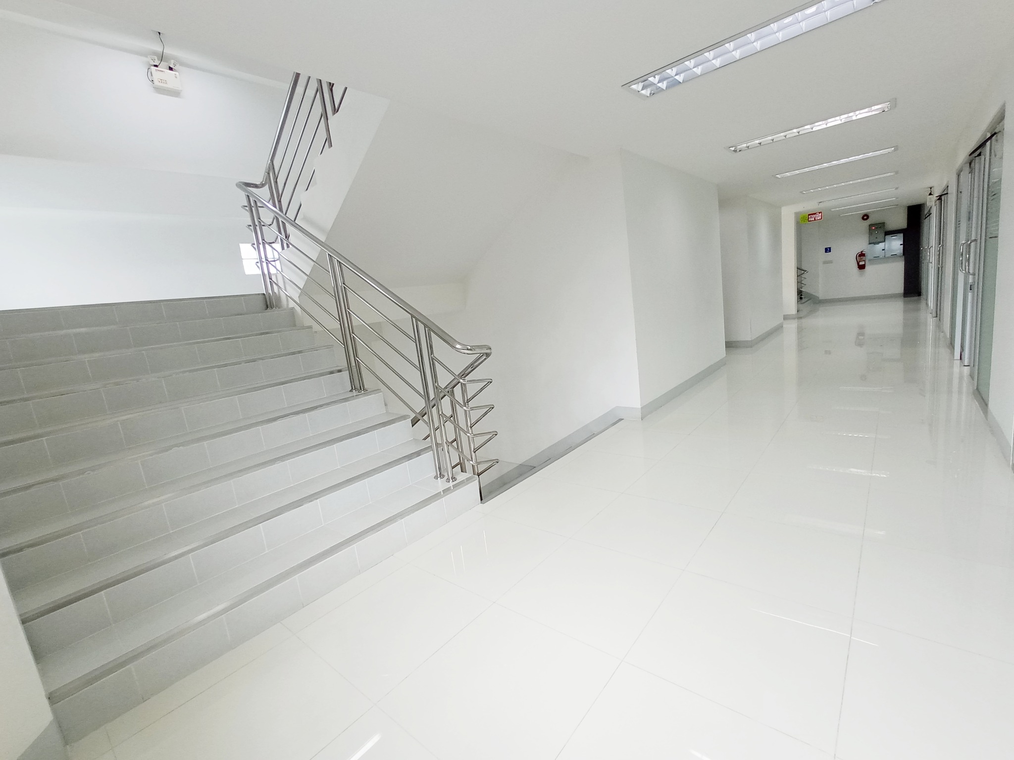 แบ่งให้เช่าพื้นที่อาคารพาณิชย์ 4 คูหา 5 ชั้น สามารถเช่าพื้นที่เป็นรายวันได้