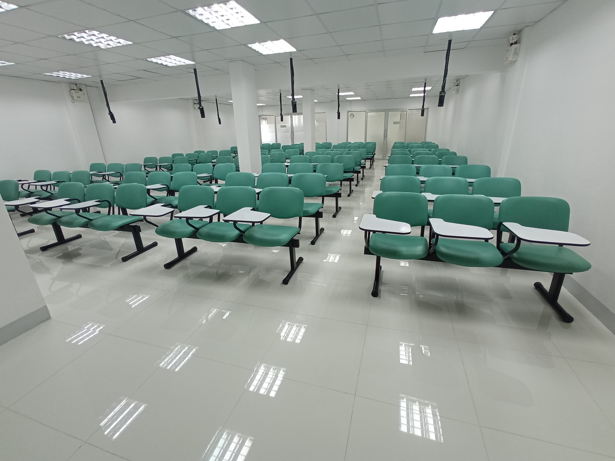 แบ่งให้เช่าพื้นที่อาคารพาณิชย์ 4 คูหา 5 ชั้น สามารถเช่าพื้นที่เป็นรายวันได้