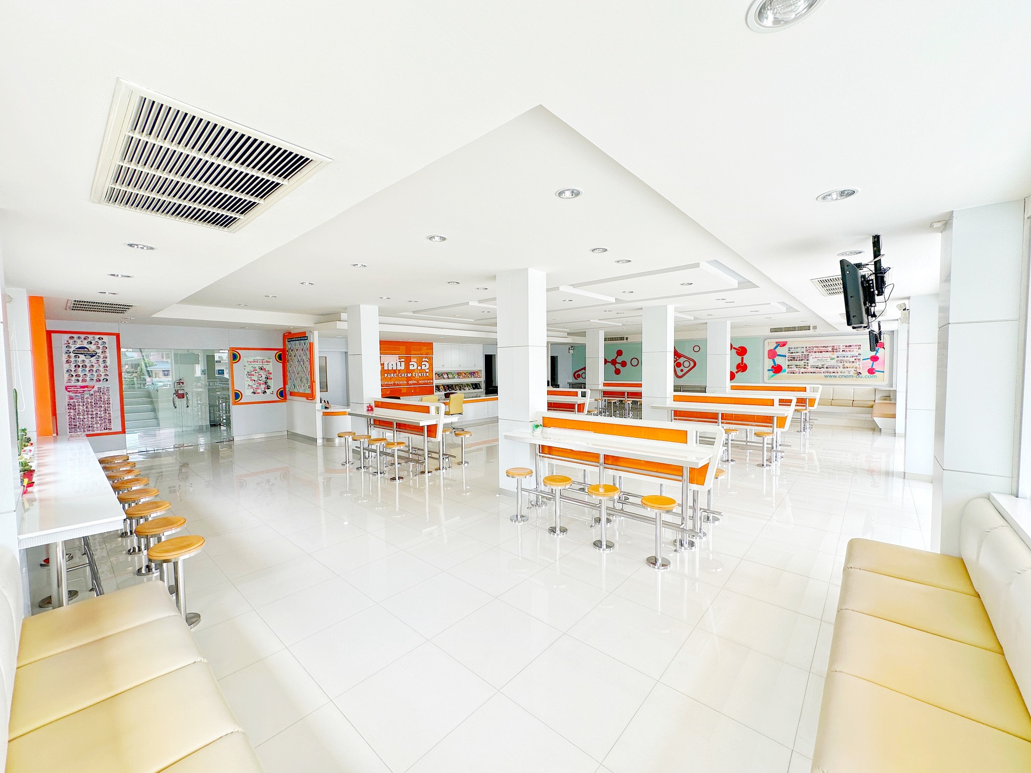 แบ่งให้เช่าพื้นที่อาคารพาณิชย์ 4 คูหา 5 ชั้น สามารถเช่าพื้นที่เป็นรายวันได้