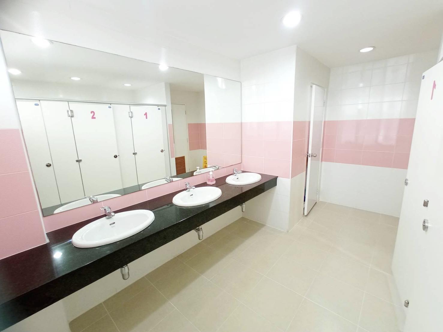 แบ่งให้เช่าพื้นที่อาคารพาณิชย์ 4 คูหา 5 ชั้น สามารถเช่าพื้นที่เป็นรายวันได้