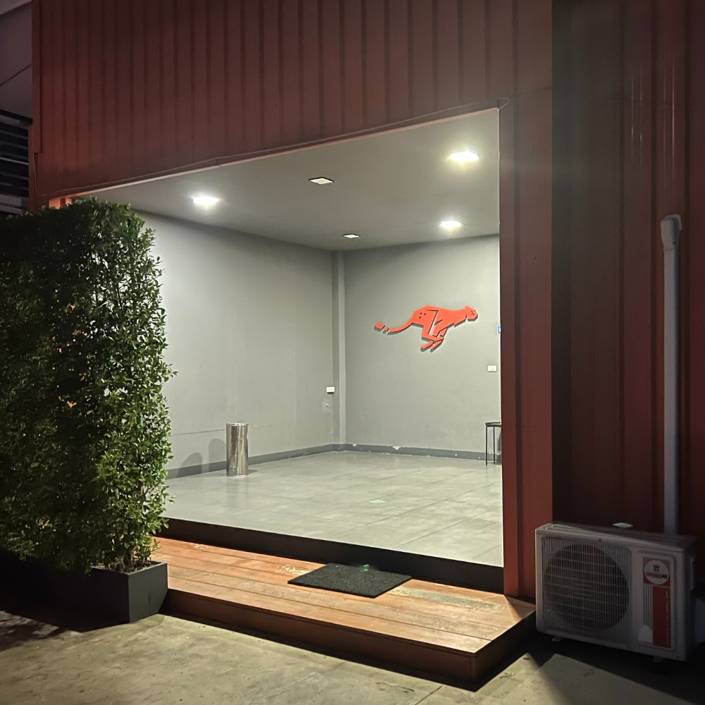 พื้นที่เช่าสำหรับผู้ที่สนใจขายรถมือสอง พร้อมออฟฟิศ (ติดถนนพระเทพ)