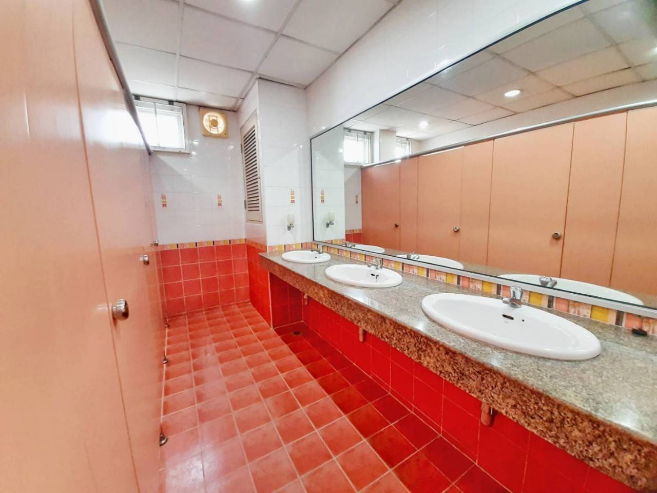 พื้นที่แบ่งให้เช่า อาคารพาณิชย์ 6 ชั้น