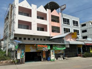 ขายอาคารพาณิชย์ 3ชั้นครึ่ง ทำเลดีมากอยู่ติดถนนเดินทางสะดวก