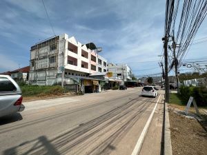 ขายอาคารพาณิชย์ 3ชั้นครึ่ง ทำเลดีมากอยู่ติดถนนเดินทางสะดวก