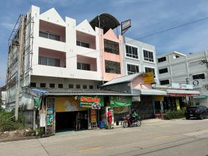 ขายอาคารพาณิชย์ 3ชั้นครึ่ง ทำเลดีมากอยู่ติดถนนเดินทางสะดวก