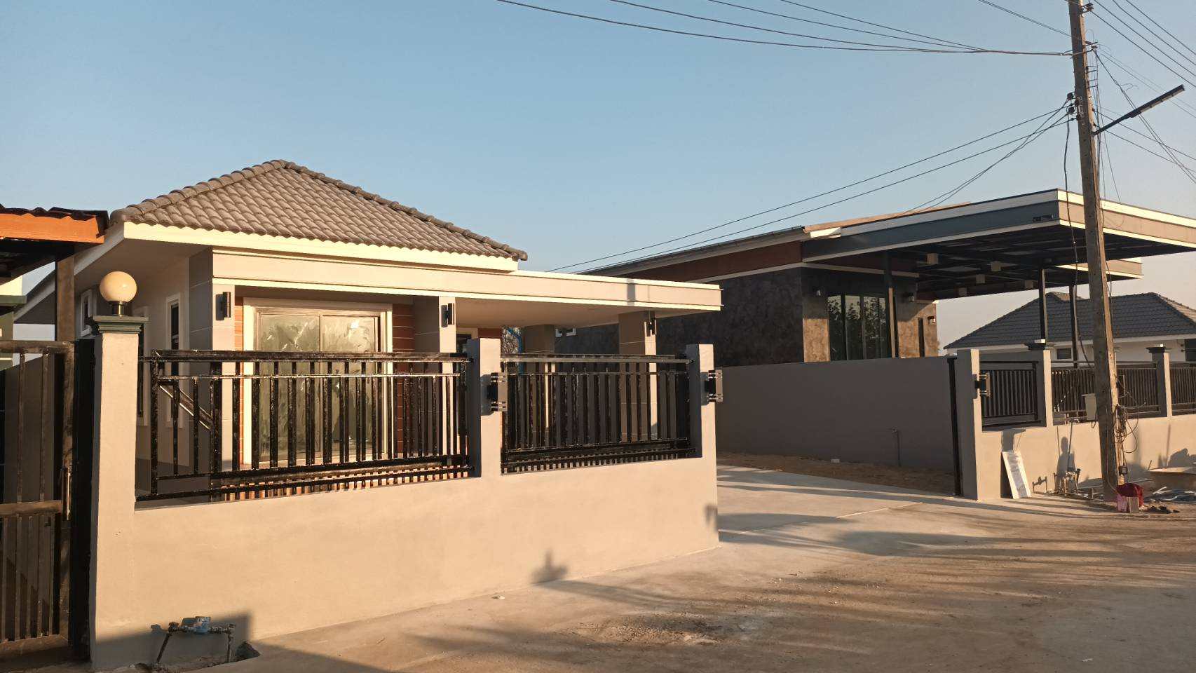 ขายบ้านสวยพร้อมอยู่ ทำเลดี โครงการบ้านวราศิริ อำเภอเมืองยโสธร จังหวัดยโสธร (พิเศษสุดจองภายในเดือนเมษานี้ อยู่ฟรี 1 ปี)