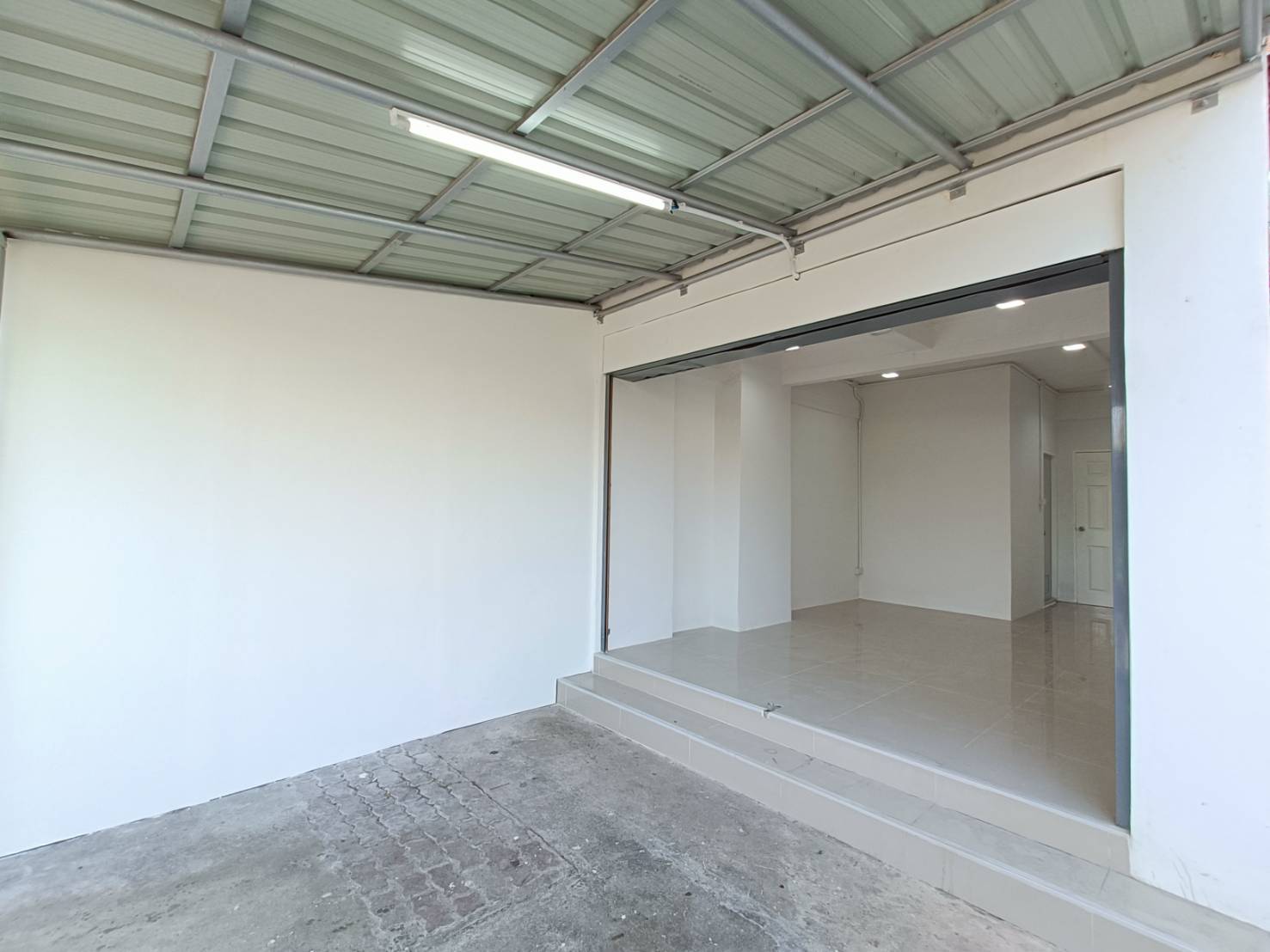 ขายตึกแถว 1ชั้น ห้องมุม ทำเลค้าขาย ทำ Office จอดรถได้ 3 คัน  