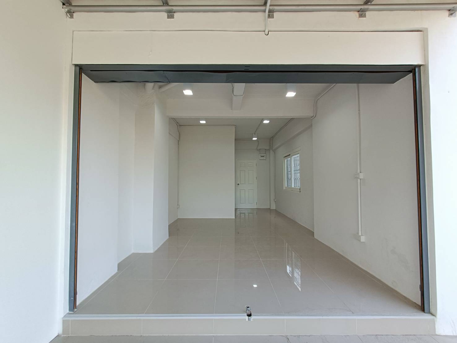 ขายตึกแถว 1ชั้น ห้องมุม ทำเลค้าขาย ทำ Office จอดรถได้ 3 คัน  