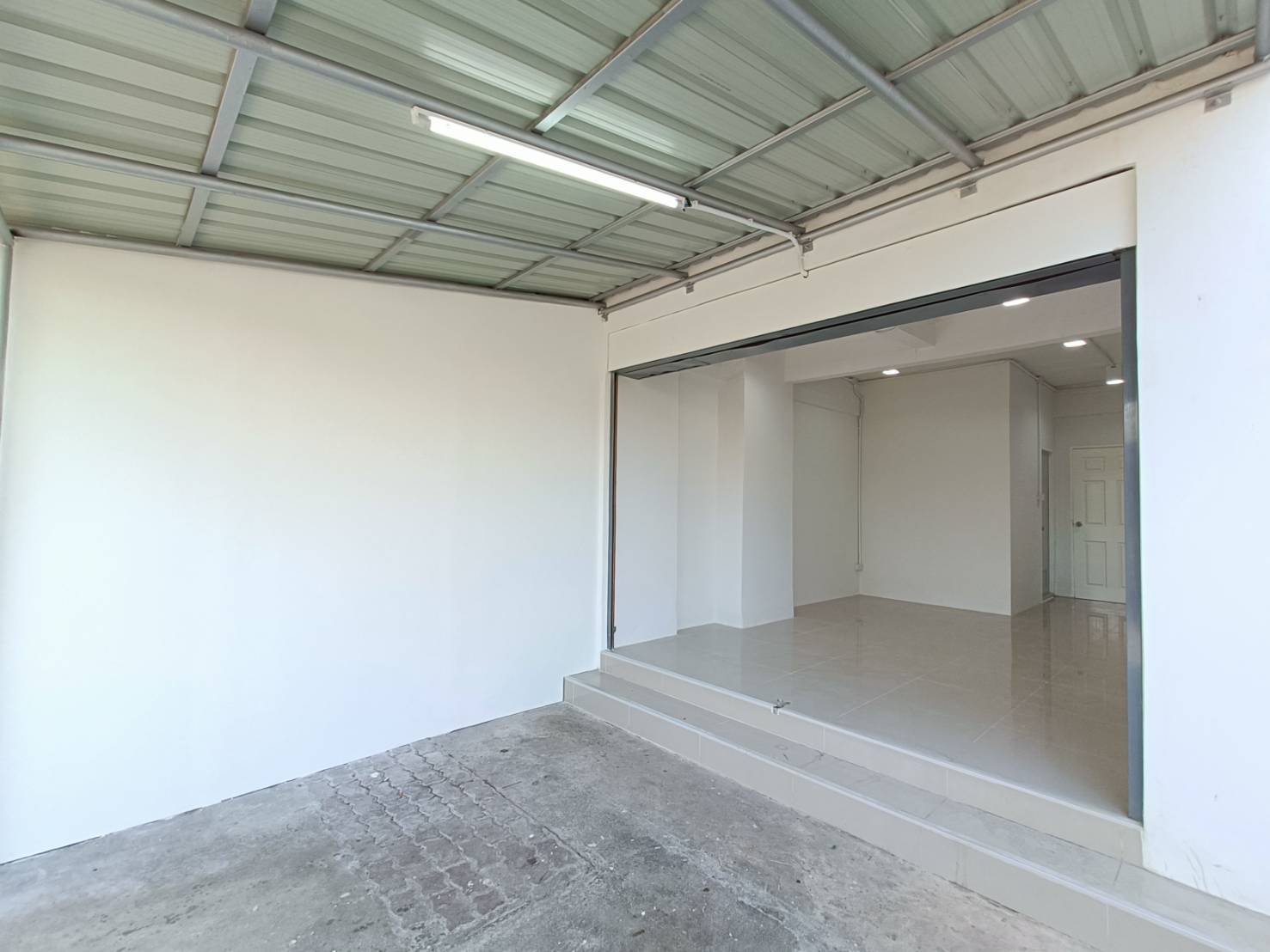 ขายตึกแถว 1ชั้น ห้องมุม ทำเลค้าขาย ทำ Office จอดรถได้ 3 คัน  