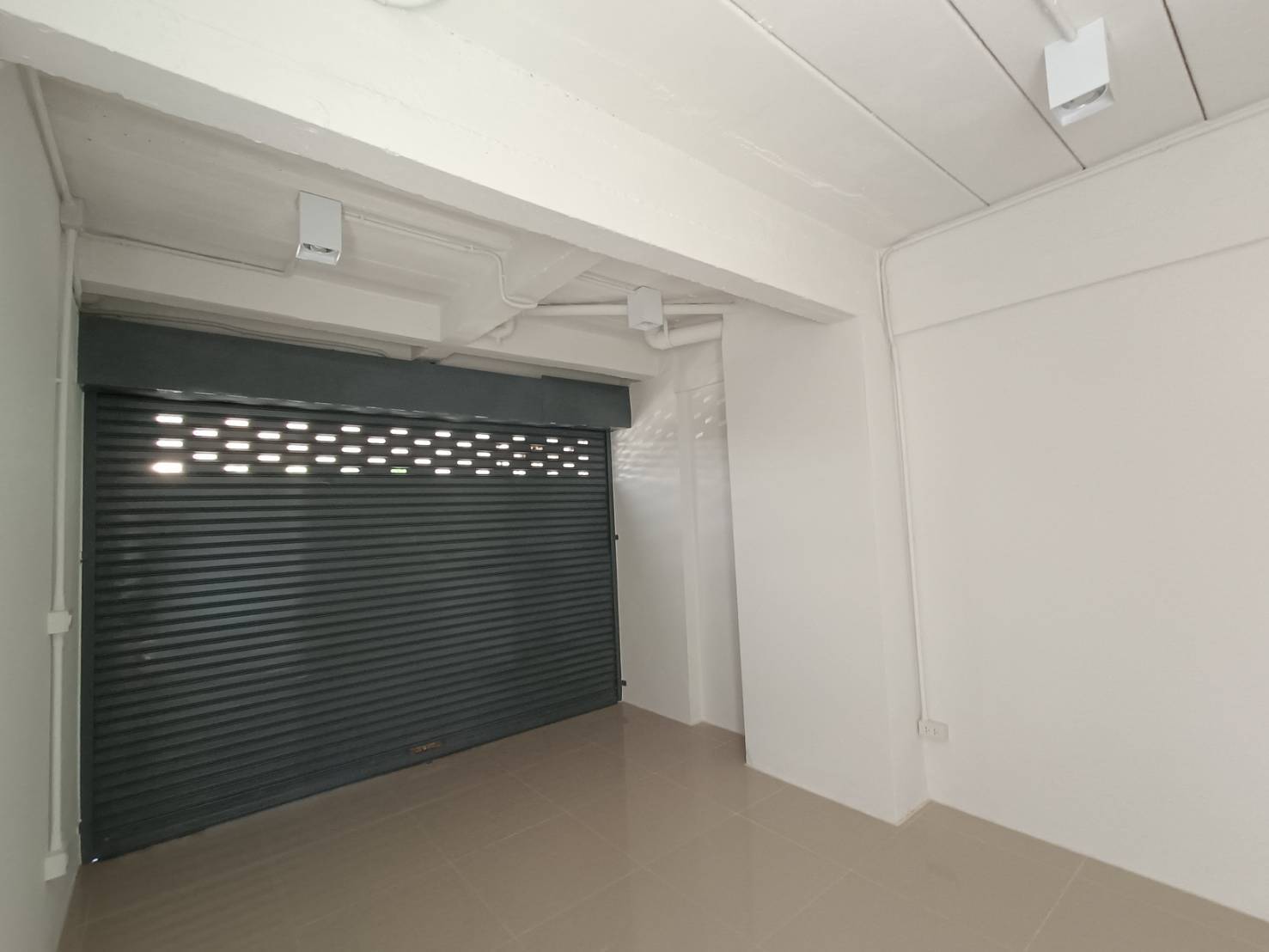 ขายตึกแถว 1ชั้น ห้องมุม ทำเลค้าขาย ทำ Office จอดรถได้ 3 คัน  