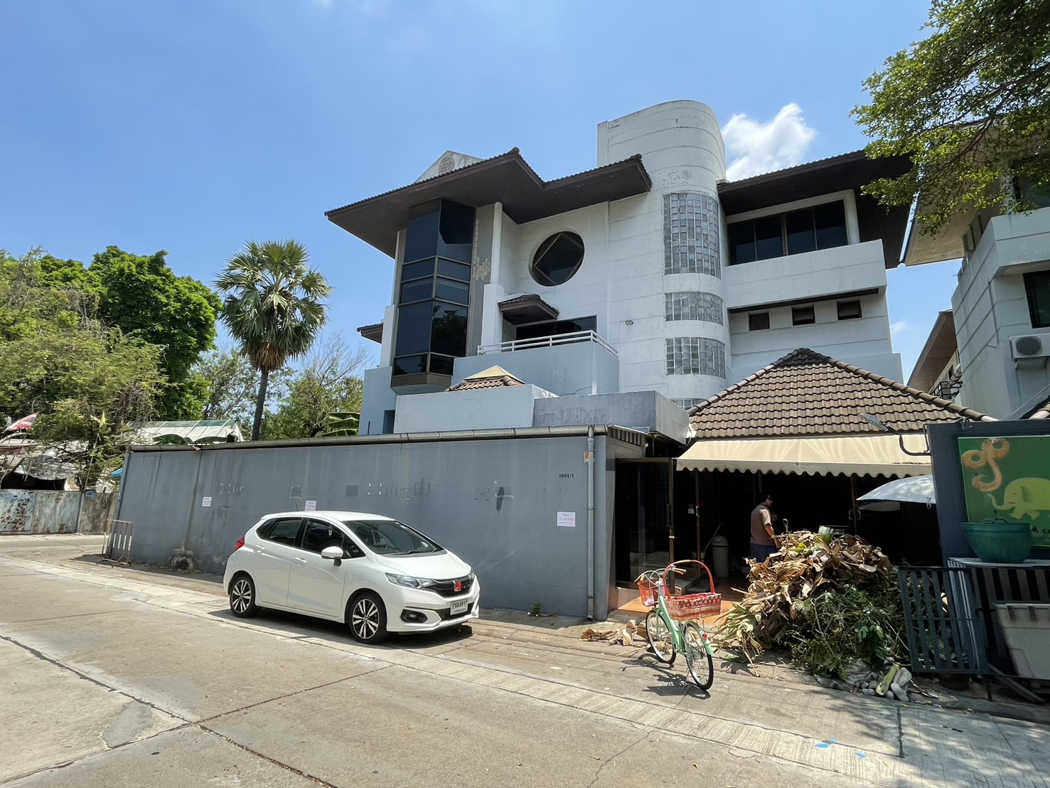 ให้เช่า Home office 3ชั้นครึ่ง โครงการ town in town เลียบทางด่วน เอกมัย รามอินทรา ทำเลทอง