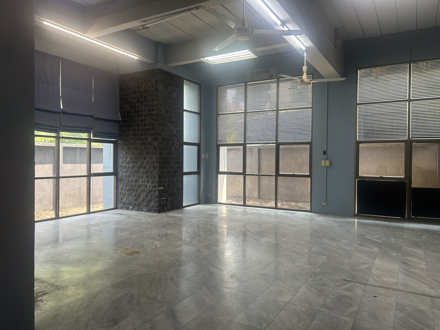 ให้เช่า Home office 3ชั้นครึ่ง โครงการ town in town เลียบทางด่วน เอกมัย รามอินทรา ทำเลทอง