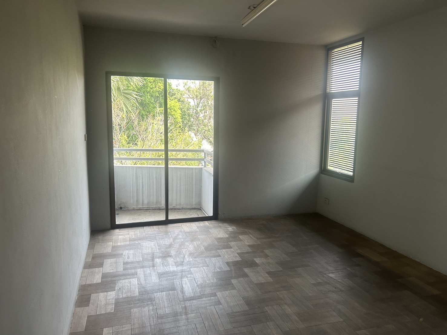 ให้เช่า Home office 3ชั้นครึ่ง โครงการ town in town เลียบทางด่วน เอกมัย รามอินทรา ทำเลทอง