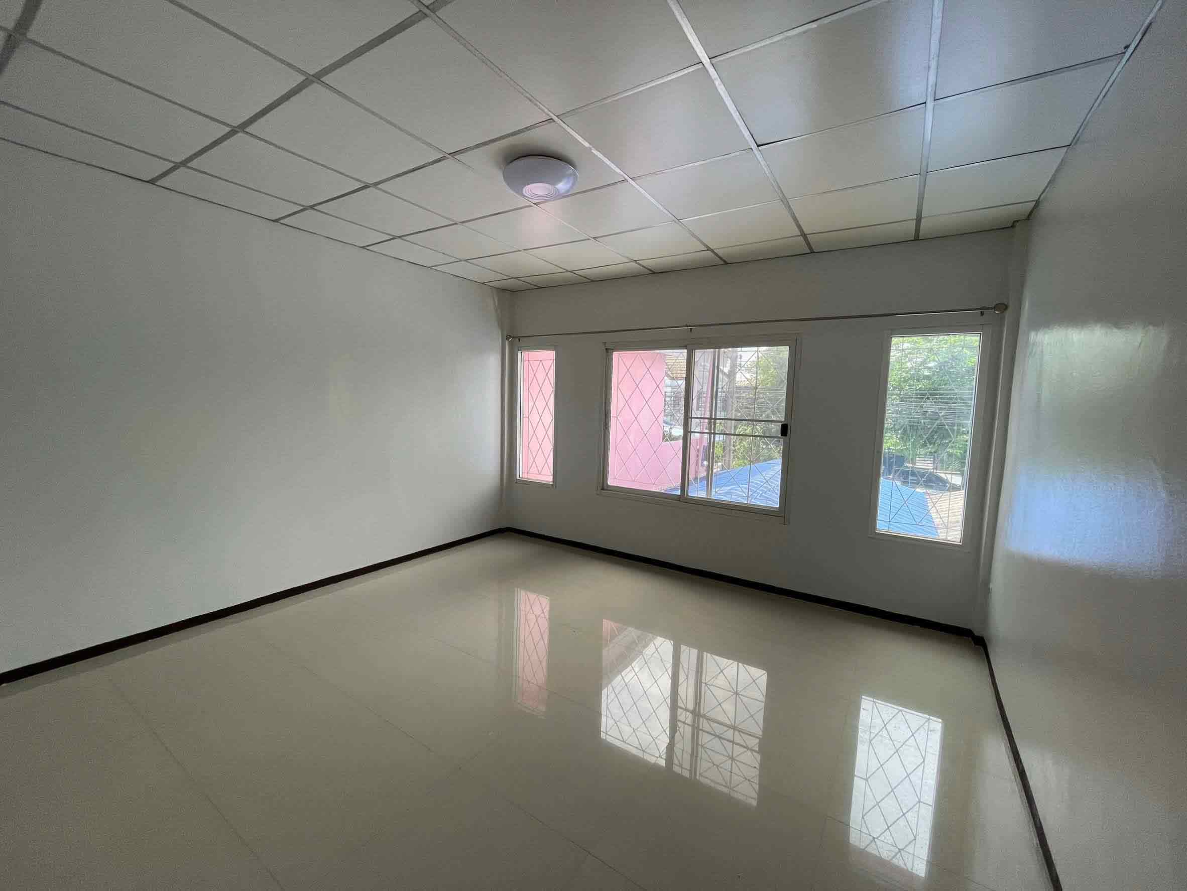 ให้เช่าบ้านทาวน์เฮ้าส์ทำเลดี! หมู่บ้านรุ่งเรืองเฮ้าส์ 1 ลำลูกกา คลอง 4