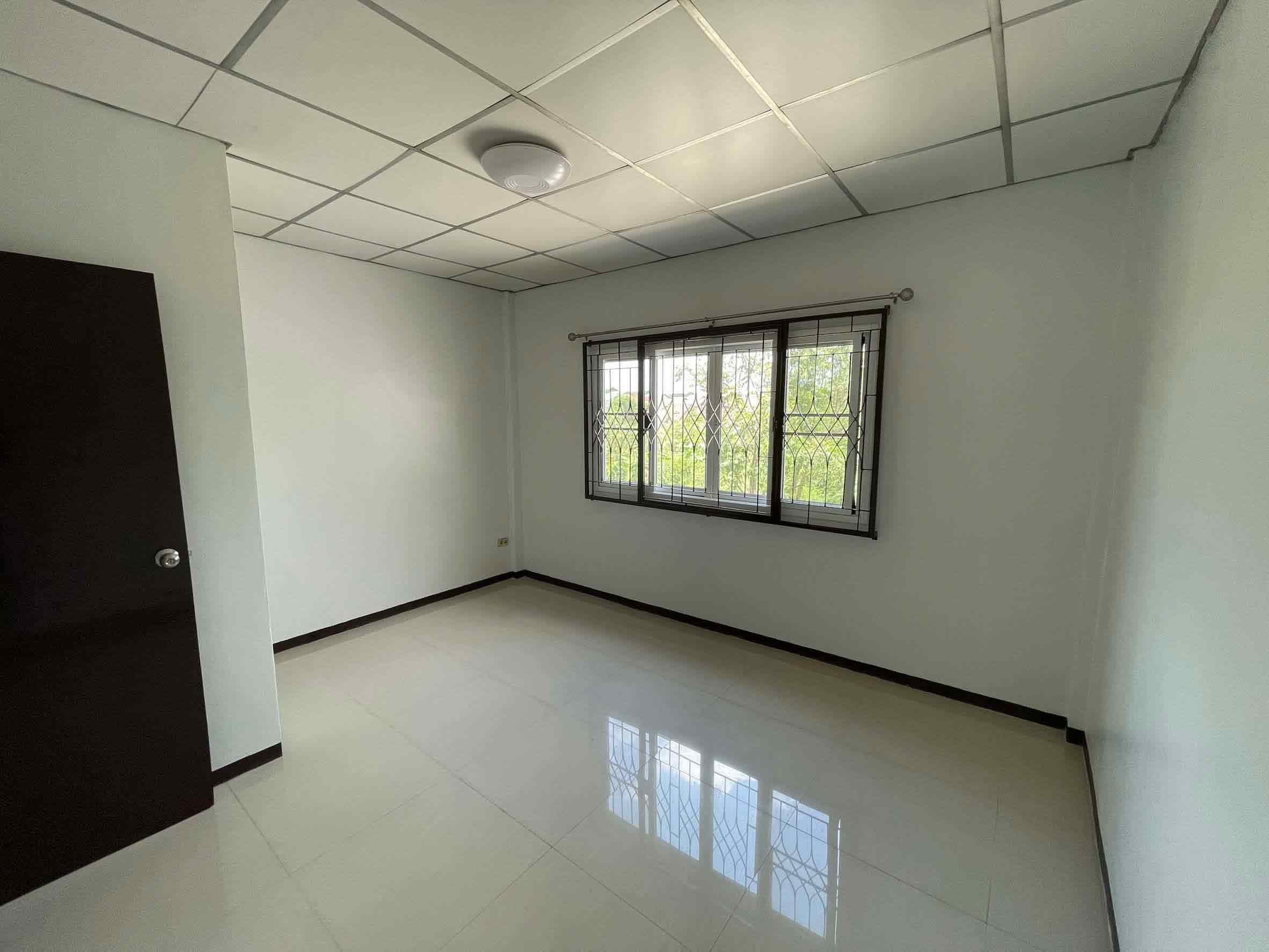 ให้เช่าบ้านทาวน์เฮ้าส์ทำเลดี! หมู่บ้านรุ่งเรืองเฮ้าส์ 1 ลำลูกกา คลอง 4