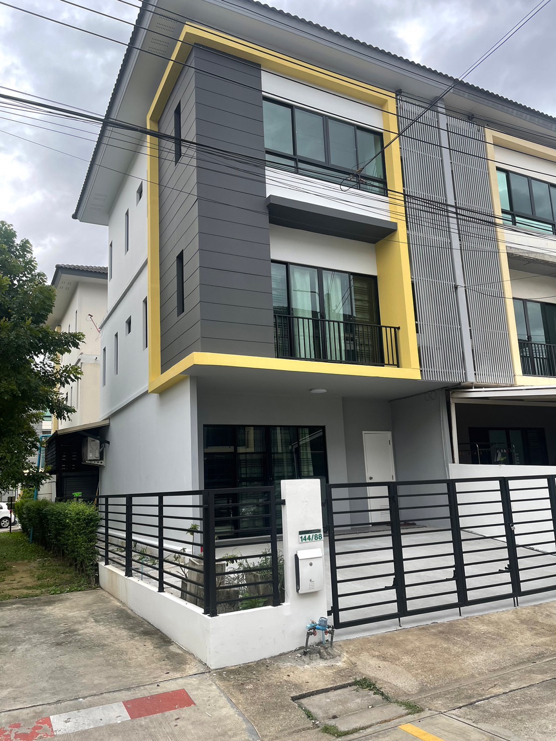 ทาวน์โฮม 3 ชั้น รีโนเวทใหม่ แปลงมุมกลับรถ