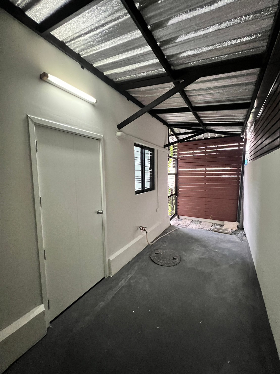 ทาวน์โฮม 3 ชั้น รีโนเวทใหม่ แปลงมุมกลับรถ