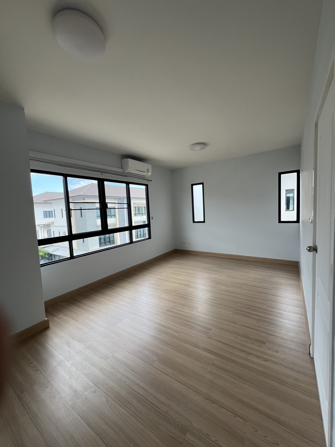 ทาวน์โฮม 3 ชั้น รีโนเวทใหม่ แปลงมุมกลับรถ