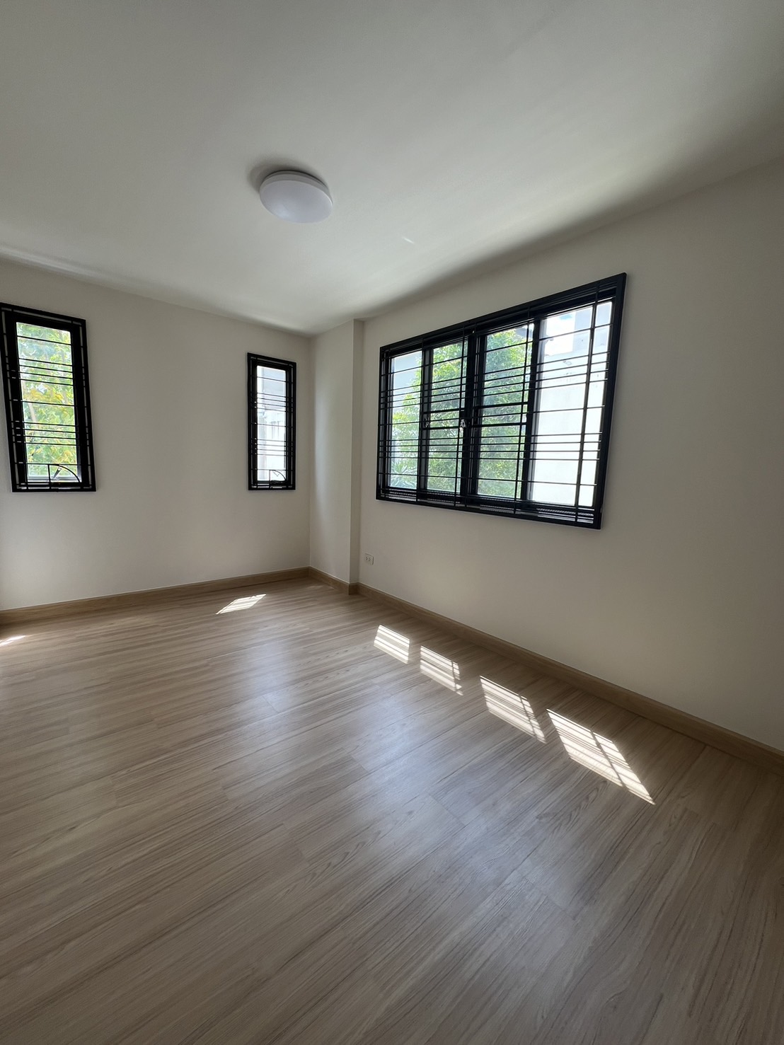 ทาวน์โฮม 3 ชั้น รีโนเวทใหม่ แปลงมุมกลับรถ