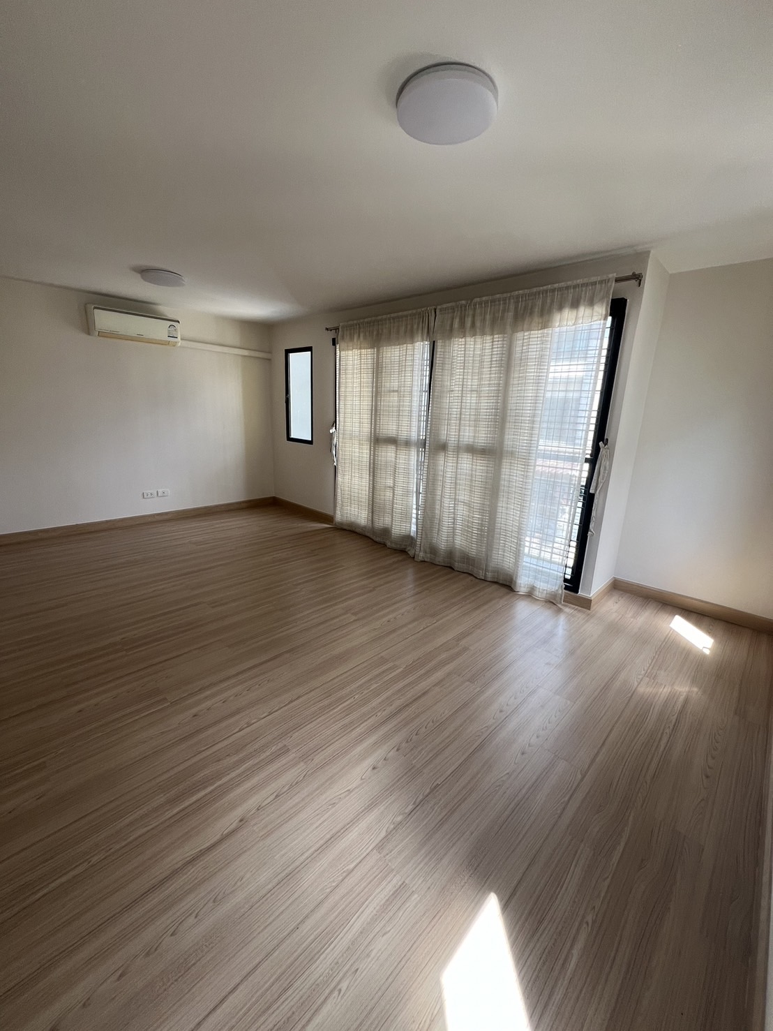 ทาวน์โฮม 3 ชั้น รีโนเวทใหม่ แปลงมุมกลับรถ