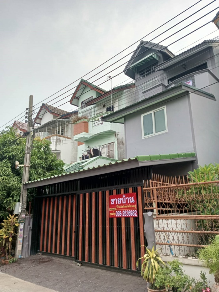ขายด่วน ทาวน์โฮม  3 ชั้น โซนถนนราชพฤกษ์ รีโนเวทใหม่ทั้งหลัง วัสดุอย่างดีพร้อมอยู่ ทำเลคุณภาพใกล้รถไฟฟ้า