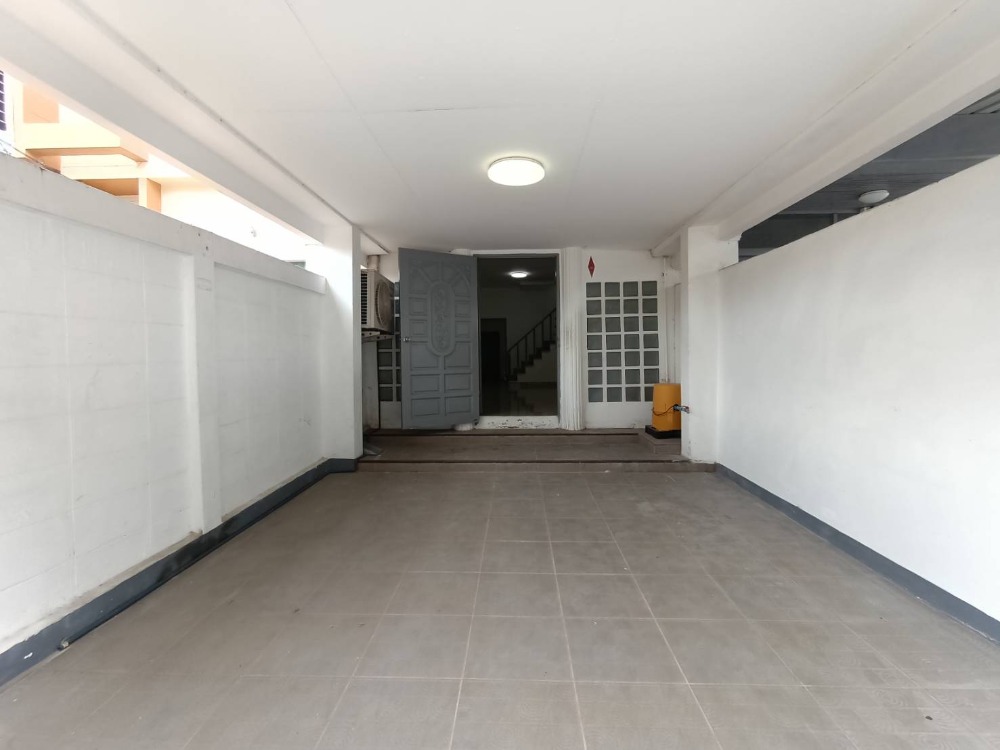 ขายทาวน์เฮ้าส์ 3 ชั้น อยู่หลังบิ๊กซีเพชรเกษม ซอย67 เดินทางสะดวก เขตบางแค กรุงเทพมหานคร