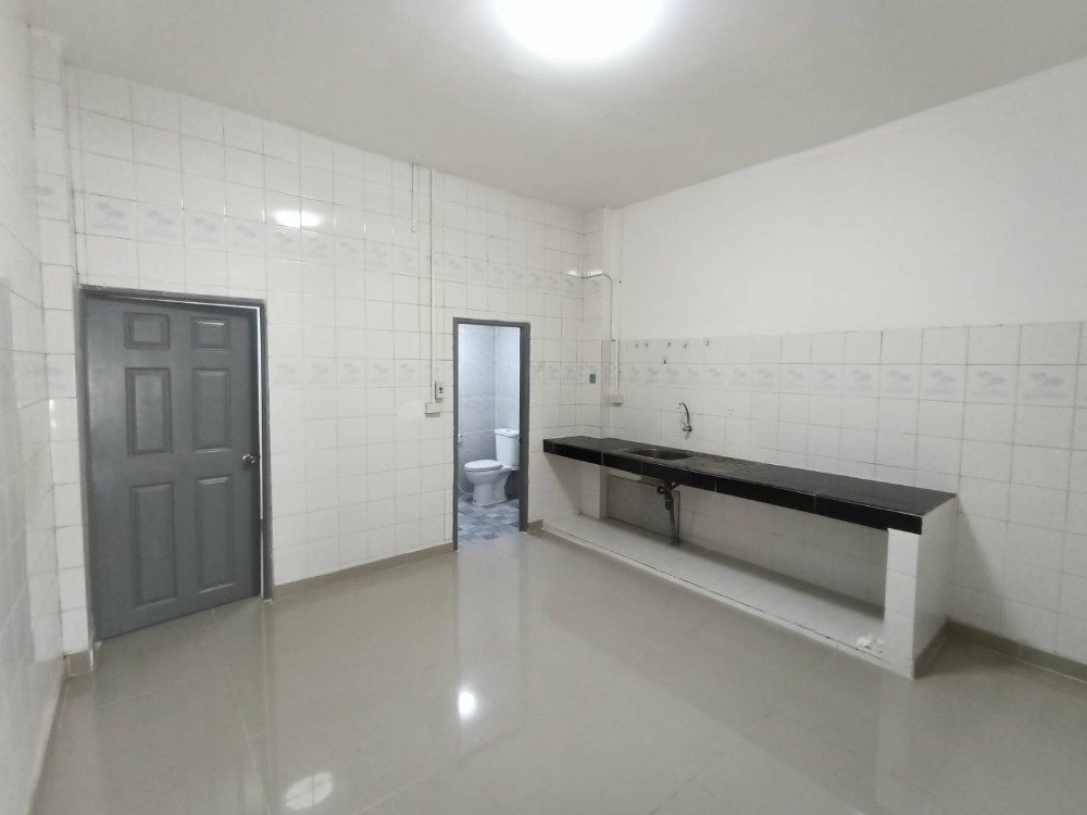 ขายทาวน์เฮ้าส์ 3 ชั้น อยู่หลังบิ๊กซีเพชรเกษม ซอย67 เดินทางสะดวก เขตบางแค กรุงเทพมหานคร