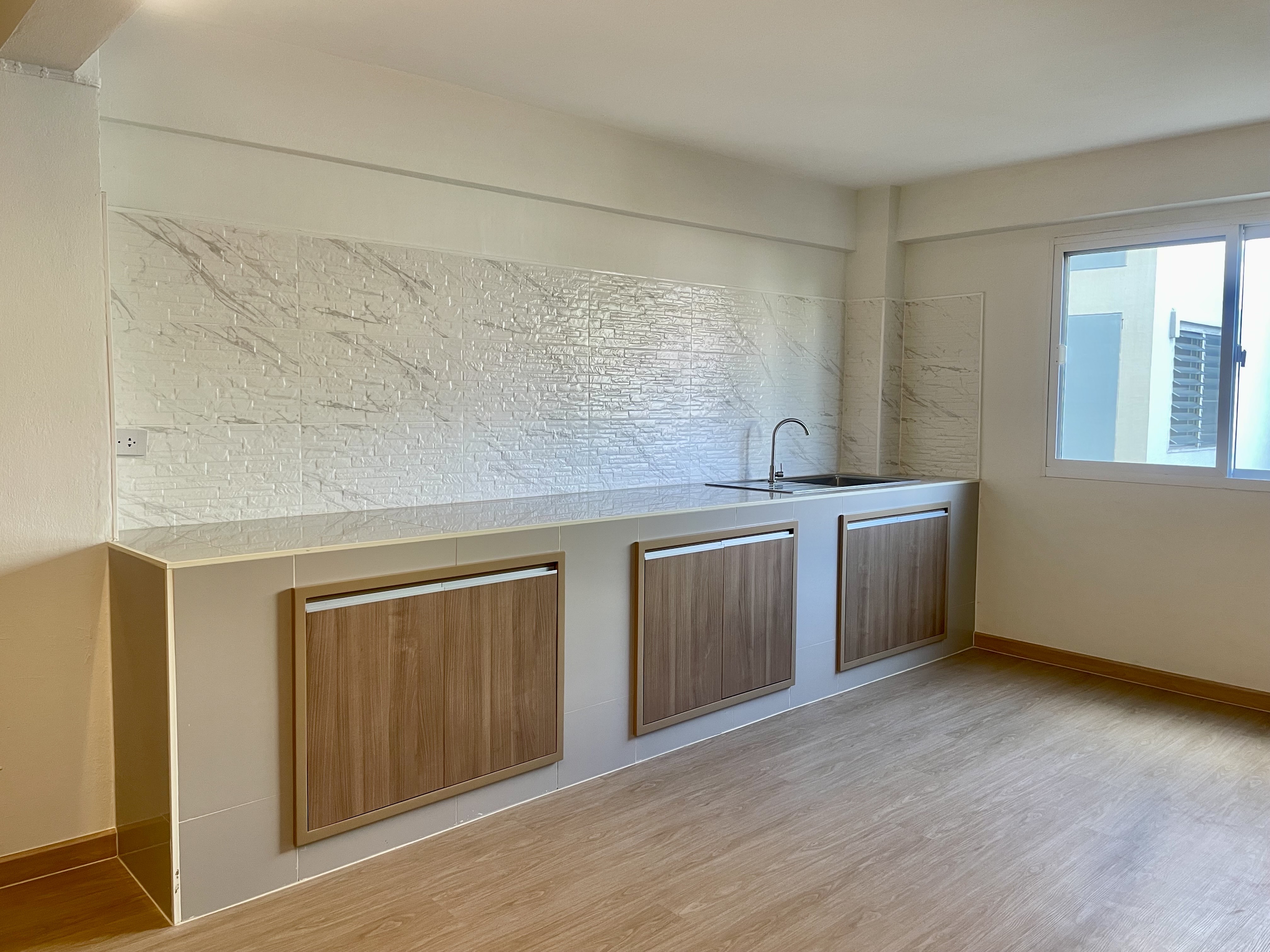 ขายด่วนอาคารพาณิชย์ 5 ชั้น 3 คูหา ซอยเอกชัย 66