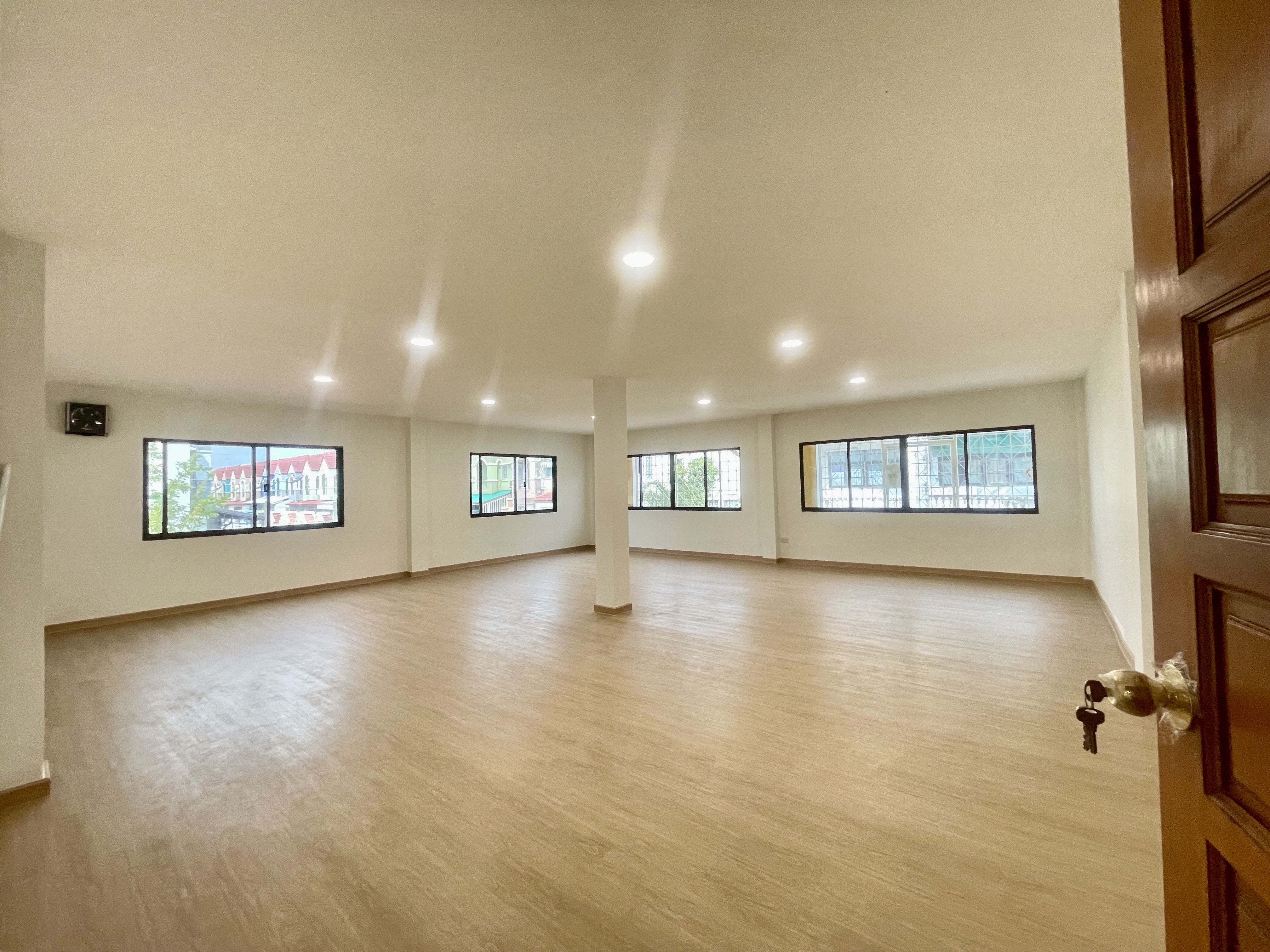 ขายด่วนอาคารพาณิชย์ 5 ชั้น 3 คูหา ซอยเอกชัย 66