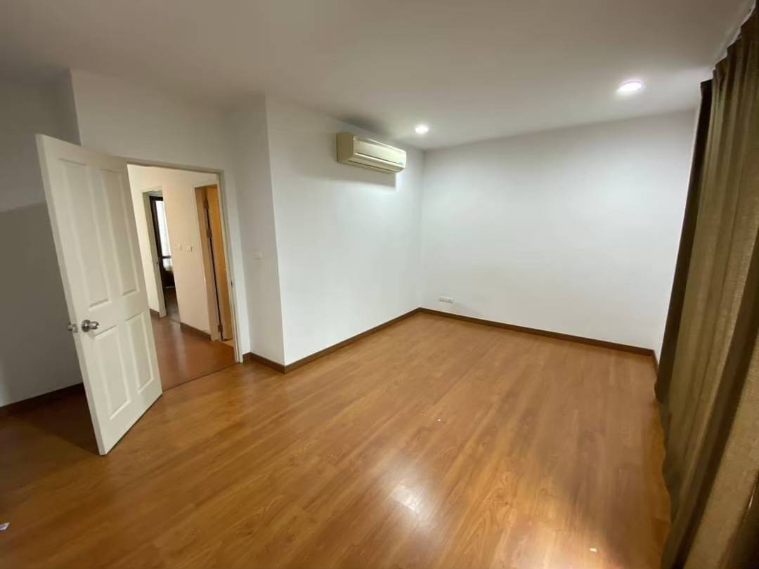 ขายทาวน์โฮม 3 ชั้น ใจกลางเมือง หมู่บ้านกลางเมืองสาทร-ตากสิน 2 เขตจอมทอง กทม.(เจ้าของขายเอง)