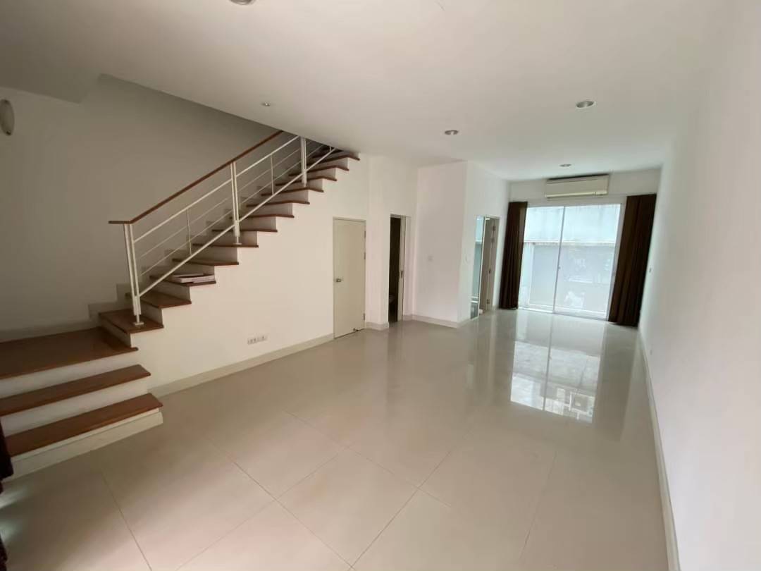 ขายทาวน์โฮม 3 ชั้น ใจกลางเมือง หมู่บ้านกลางเมืองสาทร-ตากสิน 2 เขตจอมทอง กทม.(เจ้าของขายเอง)