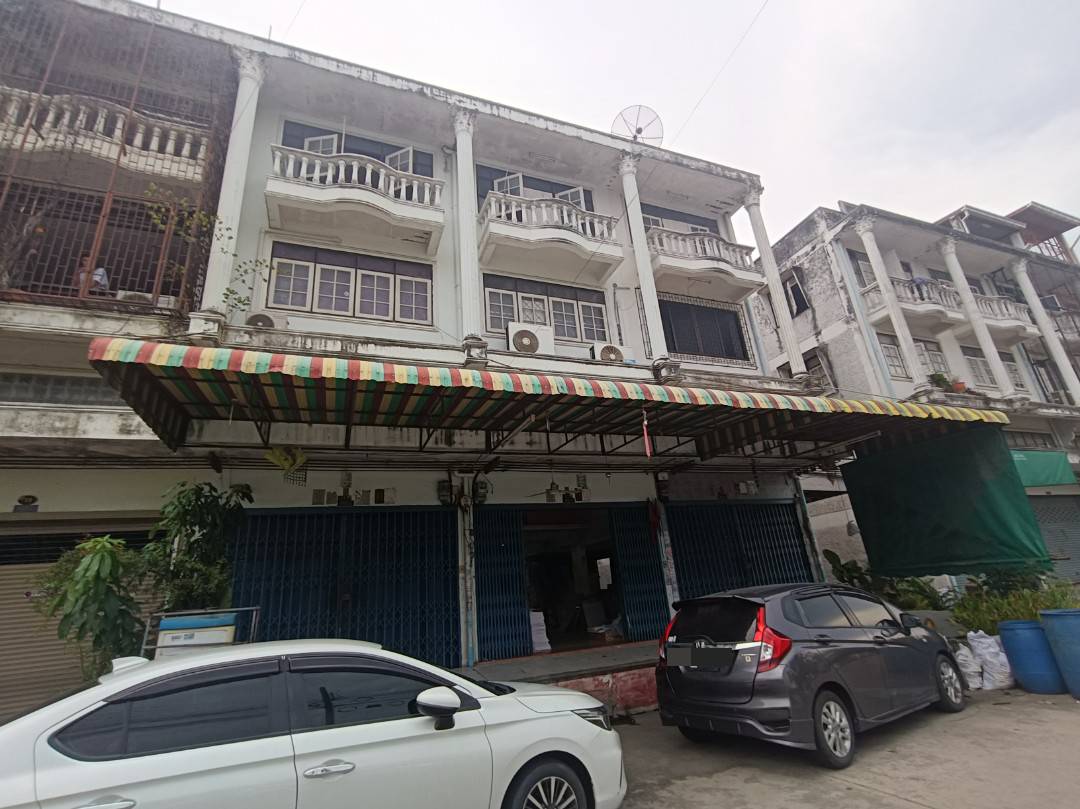 ขายอาคารพานิชย์ 3คูหา ทำเลดีใกล้รถไฟฟ้า ซอยวัดจันทร์ประดิษฐาราม เพชรเกษม 48 กรุงเทพมหานคร