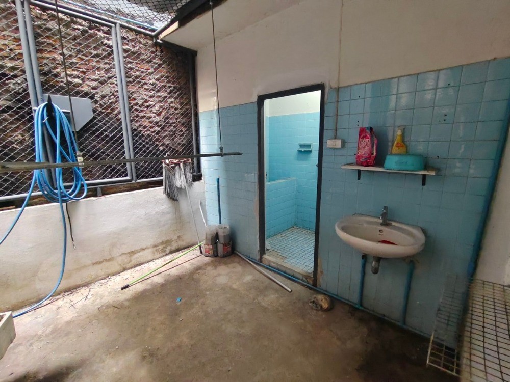 ขายอาคารพาณิชย์4 ชั้น รีโนเวทใหม่  ติดถนนพระราม 3 จังหวัดกรุงเทพมหานคร