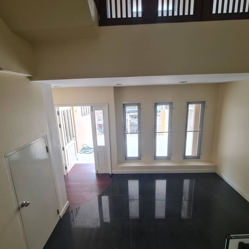 ขายบ้านเดี่ยว 3 ชั้น ใกล้โรงเรียนนานาชาติ kis ติดต่อ โทร 0619419639 