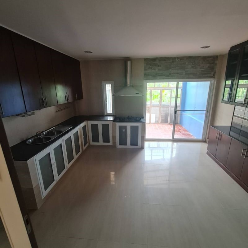 ขายบ้านเดี่ยว 3 ชั้น ใกล้โรงเรียนนานาชาติ kis ติดต่อ โทร 0619419639 