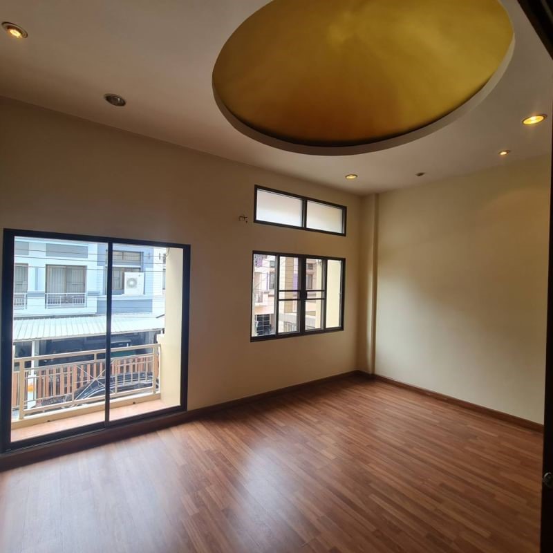 ขายบ้านเดี่ยว 3 ชั้น ใกล้โรงเรียนนานาชาติ kis ติดต่อ โทร 0619419639 