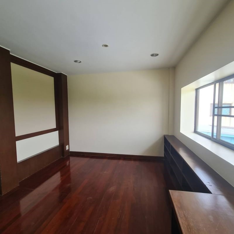 ขายบ้านเดี่ยว 3 ชั้น ใกล้โรงเรียนนานาชาติ kis ติดต่อ โทร 0619419639 