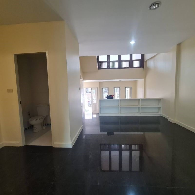 ขายบ้านเดี่ยว 3 ชั้น ใกล้โรงเรียนนานาชาติ kis ติดต่อ โทร 0619419639 